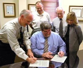 photo: CSD and 2007 Deaflympic Winter Games sign the agreement
